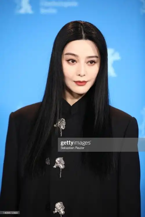 范冰冰亮相柏林电影节媒体见面会,黑长直all black造型.冰冰回宫啦!