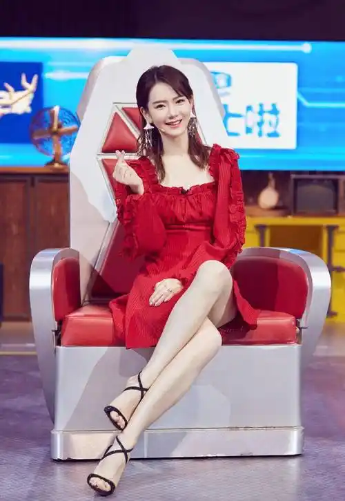 还有这张沙滩写真,戚薇特意露出自己的小蛮腰和翘臀,身材超级棒,堪称