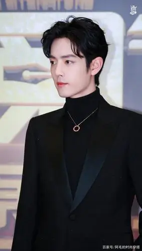 肖战黑色西装阅文盛典写真,用真诚与热爱点亮人生