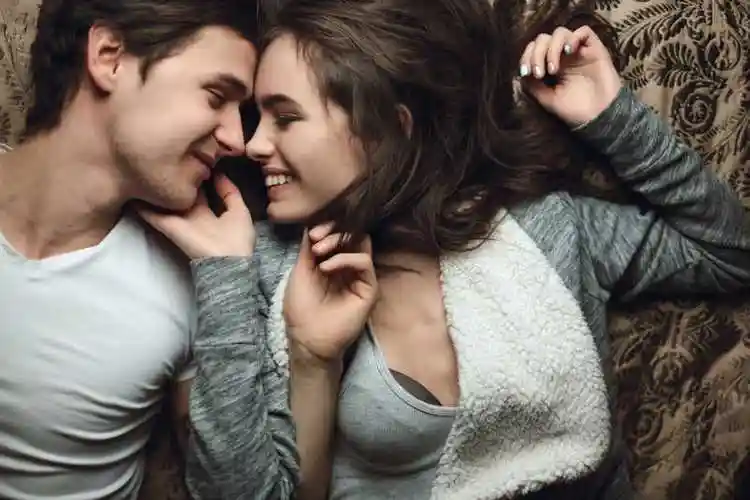 床上亲密相对的年轻情侣