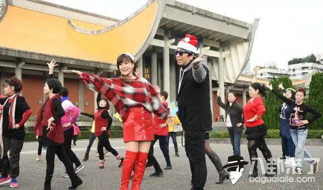 龙千玉(左)与曹西平唱跳新歌《天生自然》