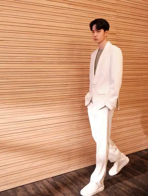 yibo-official: #百雀羚品牌代言人王一博# 白衣清隽皎如玉,俊面生辉