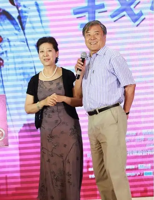 关牧村真有艺术家的气息穿纱裙真挺优雅的和丈夫挺有夫妻相