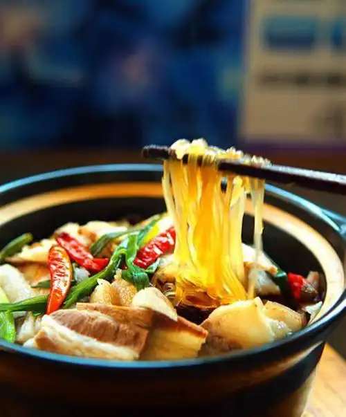 来碗砂锅牛丸粉丝,口感劲道,食材丰富,暖身又暖心__财经头条