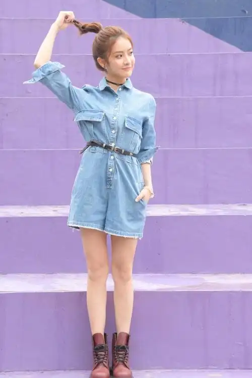 赖雨蒙好敢穿白衬衫配阔腿裤还要罩一件抹胸却格外时髦