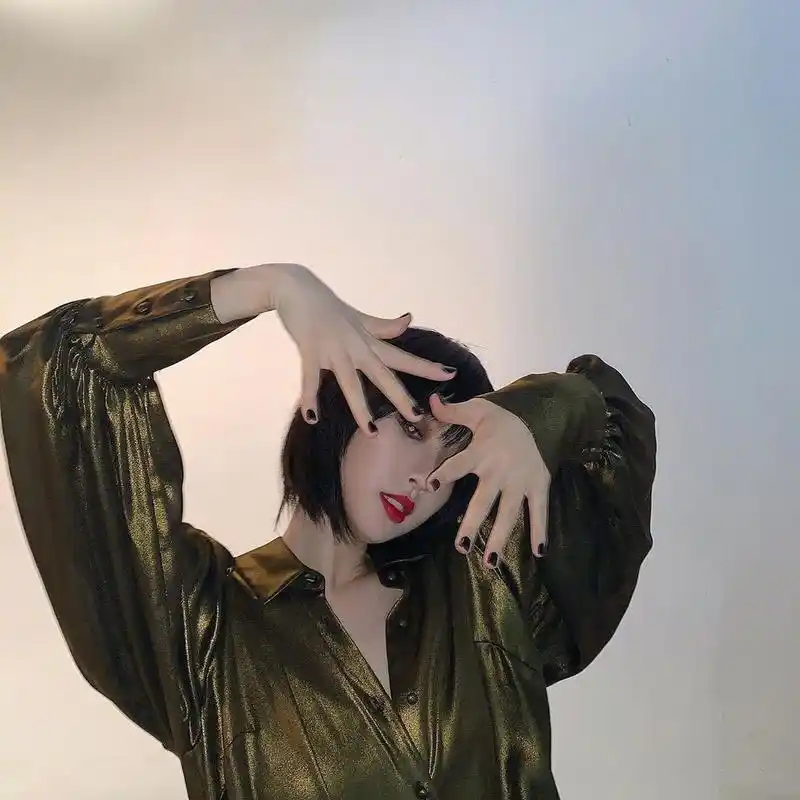 虞书欣酷飒短发造型 全包烟熏妆配红唇拍气质大变