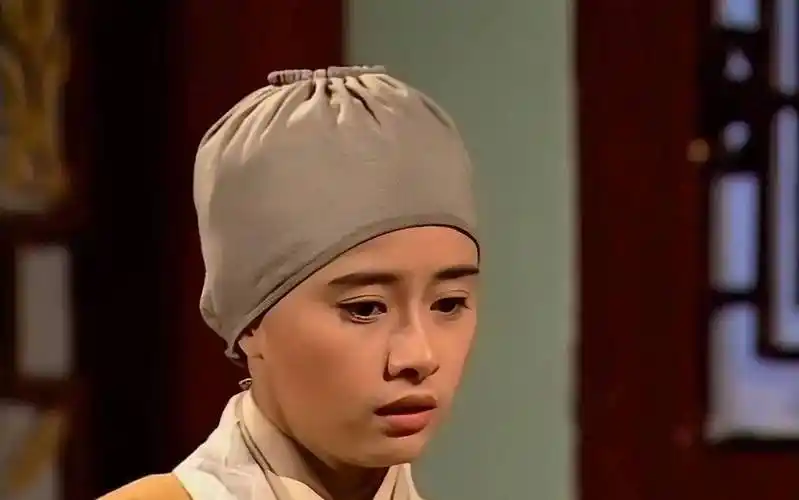 卡其色西装搭配浅灰色帽子使尼姑的装束更加完美.