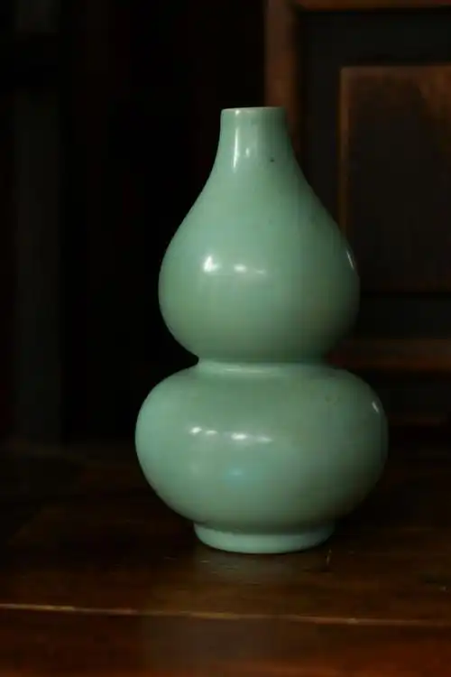 汝窑葫芦瓶,请教高手断新老.