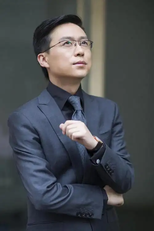 成熟商务男士思考