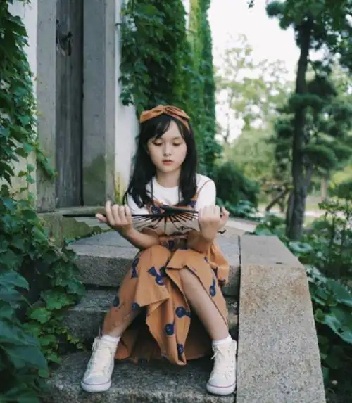 女孩,这个小芈月就叫刘楚恬,刘楚恬现在也慢慢长大了成为了11岁的小