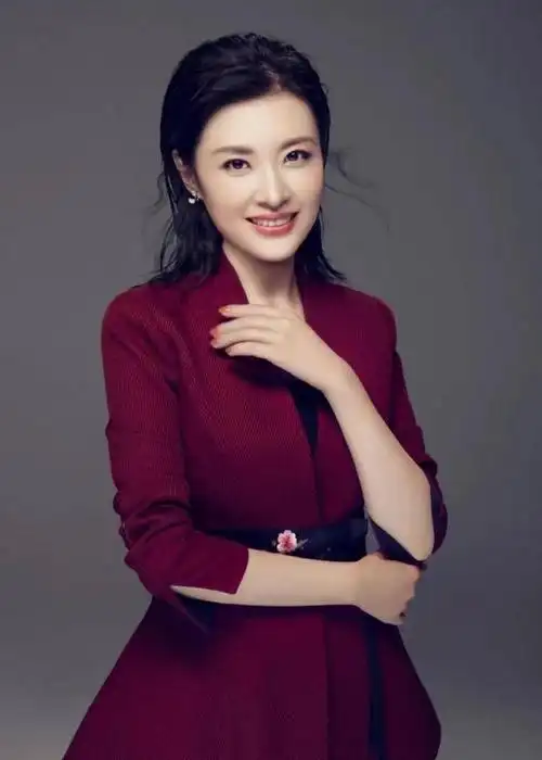 55岁周涛:从央视主持到董事长!她与董卿各自走上截然不同的路!