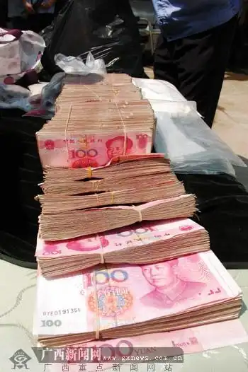 2011年5月下旬,民警侦查发现白某指使其家人从银行提取几十万元现金