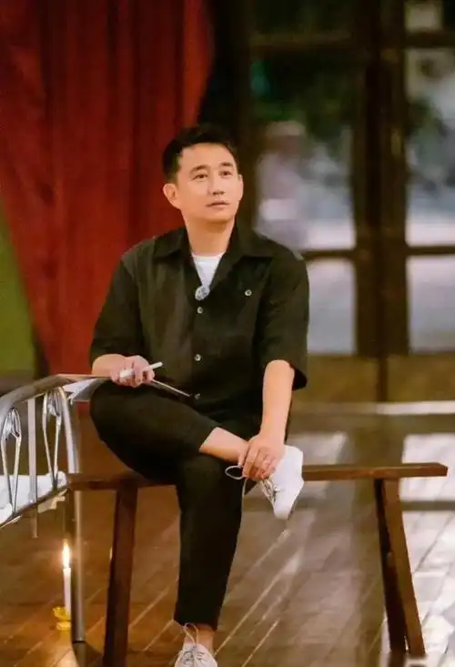 黄磊一家五口乘坐飞机被偶遇 被吐槽架子大很拽 反遭网友回怼!