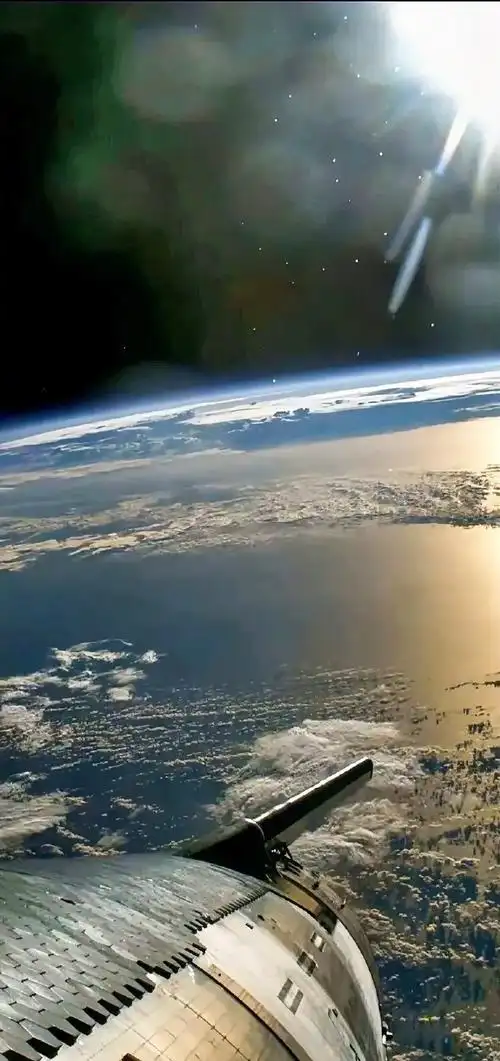 "大号煤气罐约过卡门线进入地球轨道,在太空中发回来的图像,像素之大