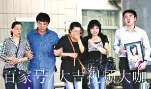 2008年,谭静从一栋楼上摔下来,于衣衫不整