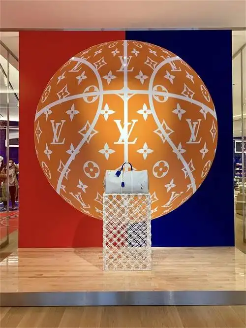 lv的联名快闪之路,这次,lv每个季节都会开发介绍新作品的快闪店设计