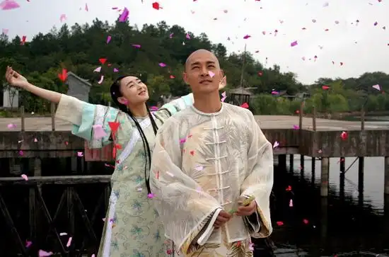 组图:《还君明珠》花瓣雨 胡静黄维德爱海徜徉