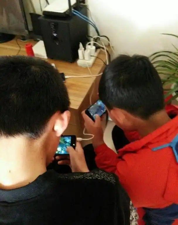 小学生为了玩王者荣耀想尽办法, 镜头下的他们成功吸引我的注意