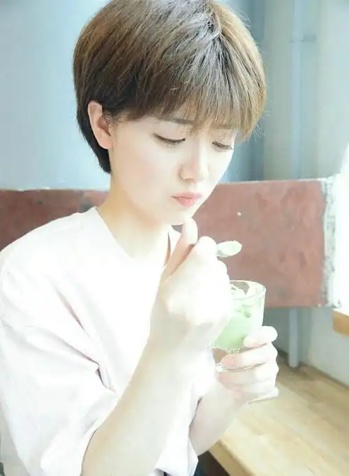 清纯少女可爱气质短发俏皮阳光写真图片