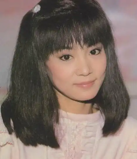 年轻时候的刘雪华称得上是清水出芙蓉天然去雕饰