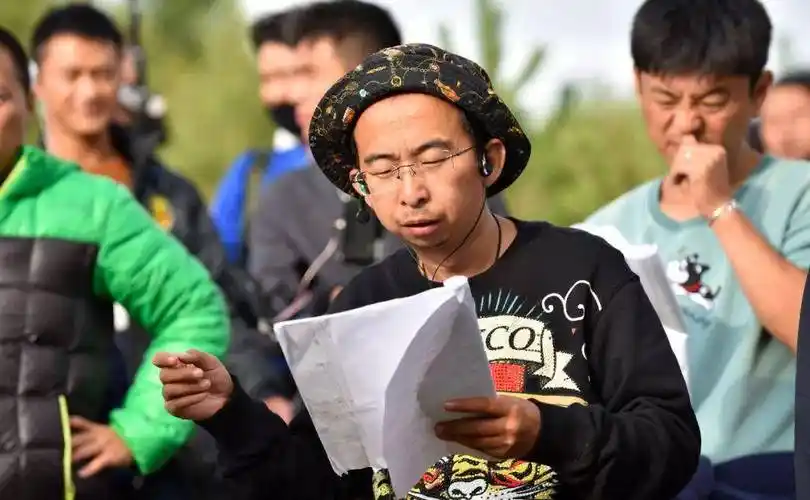 原创丑角巨兴茂26年做配角如今逆袭成百亿导演迎娶美貌娇妻