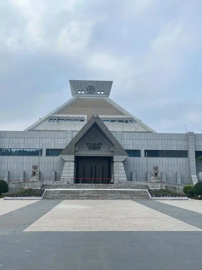 郑州河南博物院.我已经替你们看过了,博物院很大三五个小时逛不 - 抖