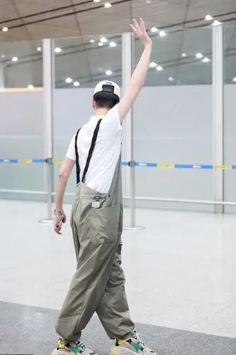 原创"辫哥哥"张云雷走机场,白t恤背带裤,从小剧场帅到了机场!