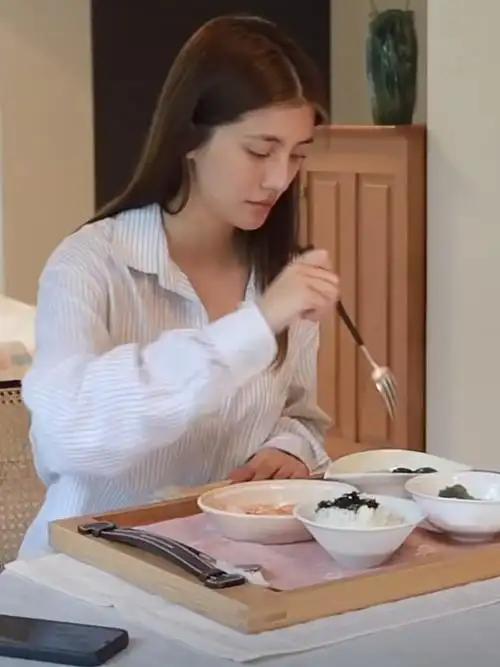 吴千语素颜下厨房做饭不忘戴手套生活充满仪式感