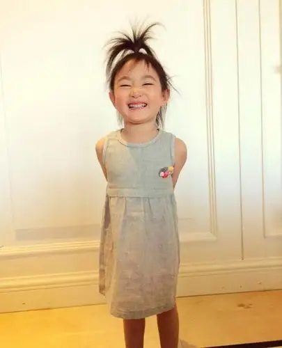 李小鹏晒奥莉魔性大笑照 天线辫子遭调侃