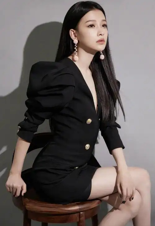 孙怡身材比例惊人穿短裙时髦又性感大长腿走到哪都是亮点大长腿孙怡