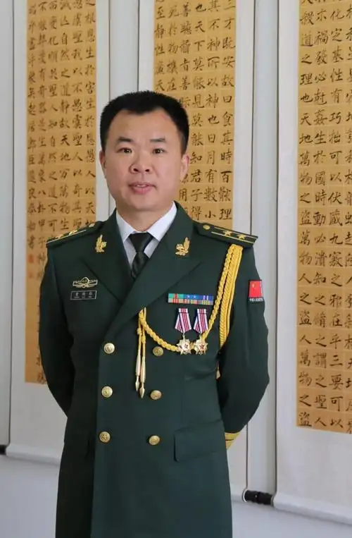 曾海彬湖南新化人,军旅23载,武警中校,三次荣立三等功.