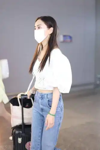 街拍:杨颖白色镂空泡泡袖衬衫 牛仔阔腿裤 特包清新甜美