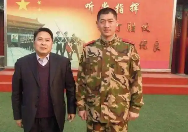 原创高红甫升旗6200次零失误退伍后拒绝百万年薪不能沾国旗的光