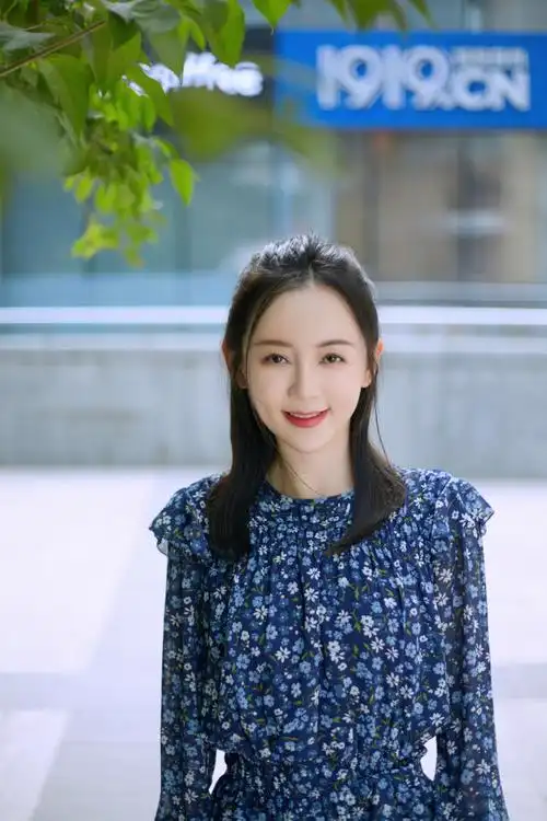 "甜美女神"魏新雨,又一组街拍曝光,每一张都是仙气十足