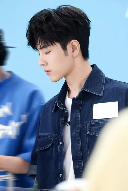 肖战直播#小肖的牛仔外套90#肖战纯白低v衬衫