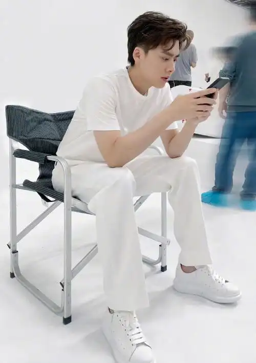 挑战每天按相册顺序发一张李易峰的照片