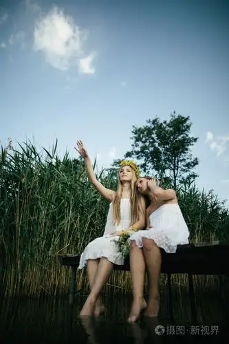 两个漂亮的女孩,在海岸码头