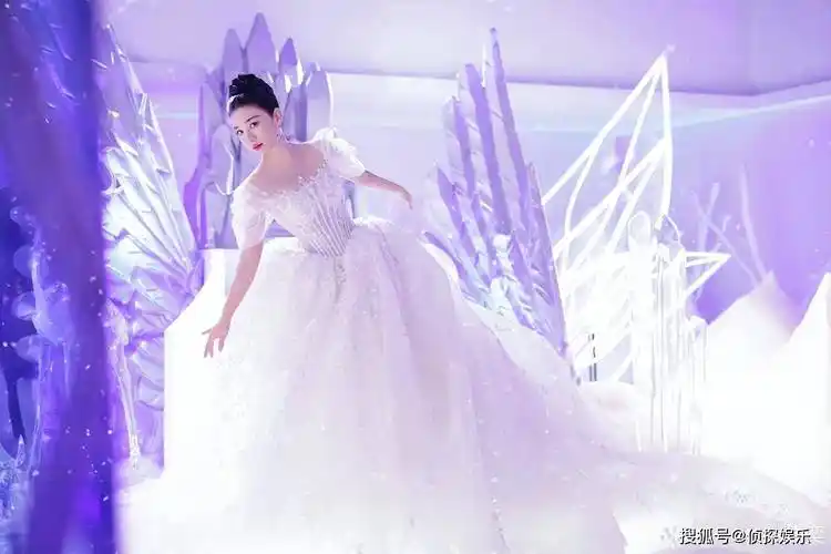 46岁黄奕为穿鱼尾裙饿了三天,仍有一点小肚子望大家包容_美得_身材