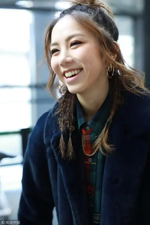 邓紫棋扎丸子头笑容明朗秒减龄