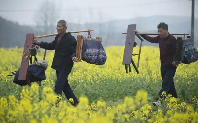 他们每人挑着一个扁担,然而多则三五个人,少则一两人来往于中国的各个