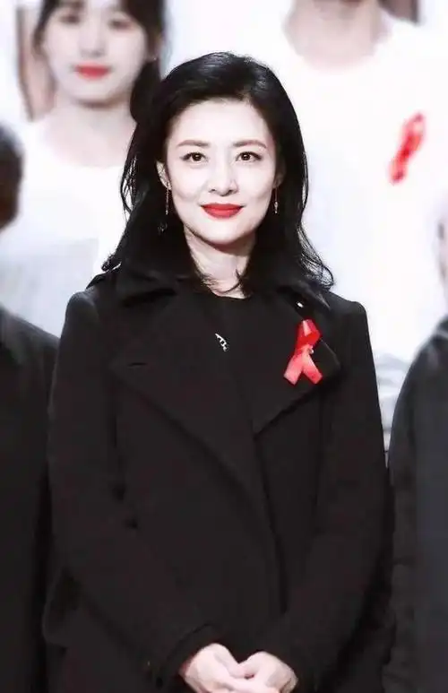 想象一下,56岁的周涛穿着一身白色卫衣,搭配着一条修身的小白裤,脚踩