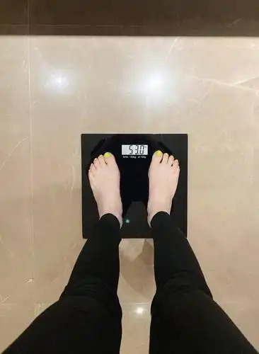 原创 戚薇晒体重太耿直!身材纤细竟有106斤,逆天大长腿不输90斤杨幂