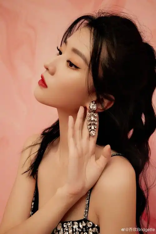 乔欣黑发戴蝴蝶结俏皮可爱 条纹抹胸显纤细腰身