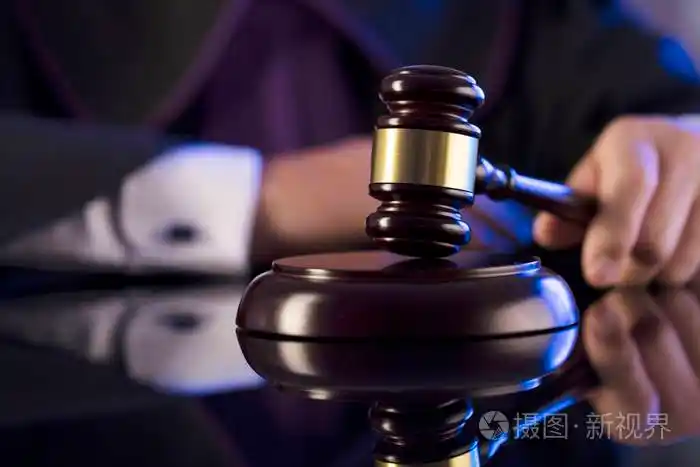 法庭上的法官男法官敲槌