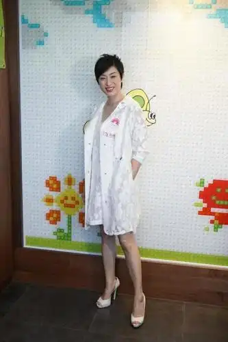 原创53岁陈法蓉无滤镜太真实穿白色蕾丝裙配外套这状态说30岁都信