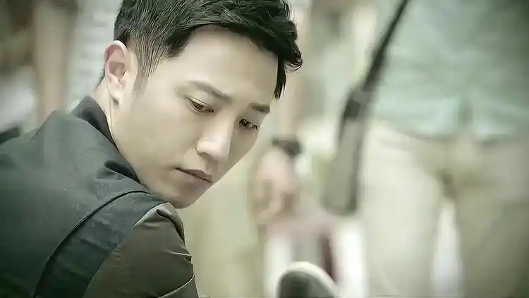 太阳的后裔:徐大荣手机不见了,柳时镇怀疑是他放的烟雾弹