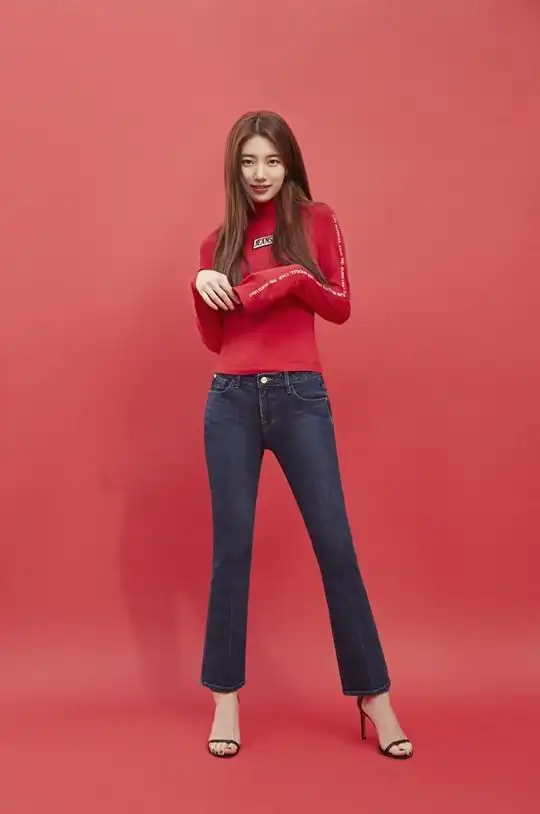 秀智在这组宣传照中身穿不同款式的牛仔裤,秀出修长美腿和完美容颜