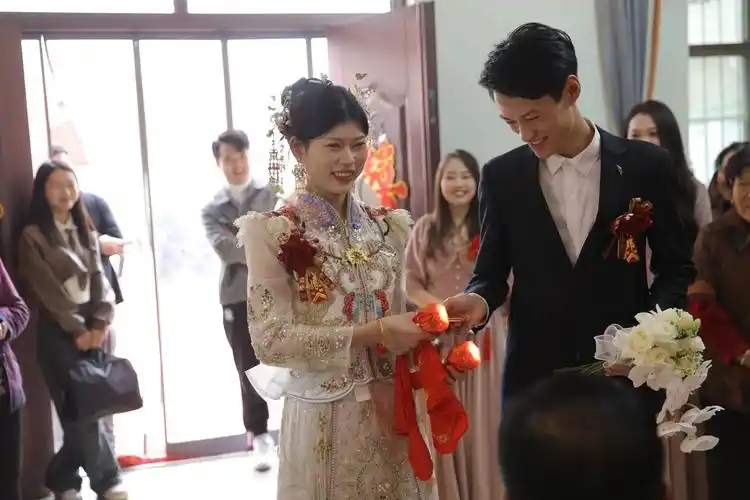 人生何止初见,心系跟深所以更远#都来沾沾喜气吧 #接亲现场 - 抖音