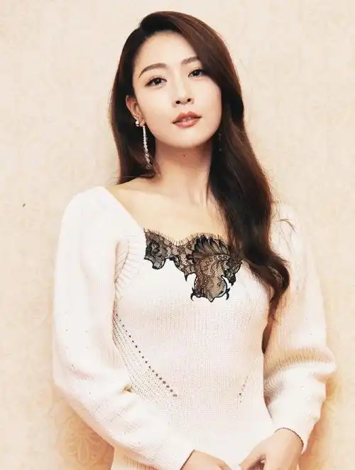 白冰优雅又高贵,是个漂亮姐姐,既有沉稳大气,也有端庄迷人