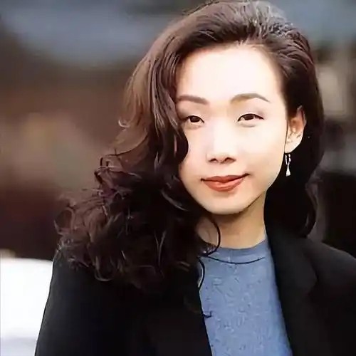 林忆莲现状:住英国4年再复出,57岁仍是单身,26岁女儿身材发福